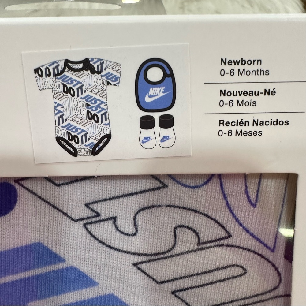 Baby Nike Gift Set - Picture 2 of 6